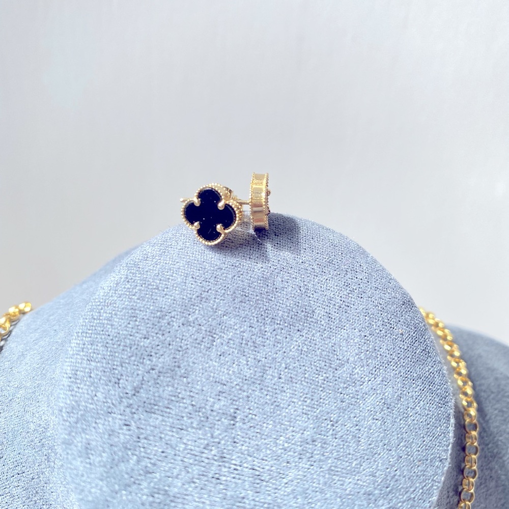 Van Cleef inspired onyx color. Set necklace and earrings in an 18k saudi gold